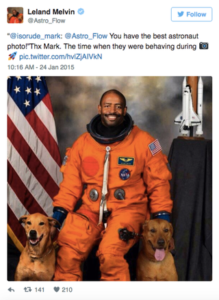 Illustration for article titled La adorable historia detrás de esta foto oficial de un astronauta de la NASA